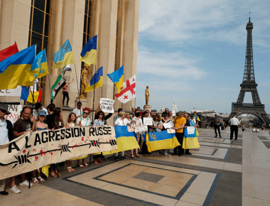 Συνάντηση Πούτιν-Μακρόν: Συλλήψεις διαδηλωτών που σήκωσαν πανό κατά του Ρώσου προέδρου (βίντεο)